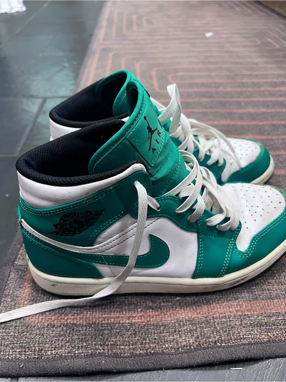 Nike Air Jordan 1 Mid "Lucky Green" (DQ8426-301)